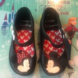 Minnie and Mickey kissing shoes size 8